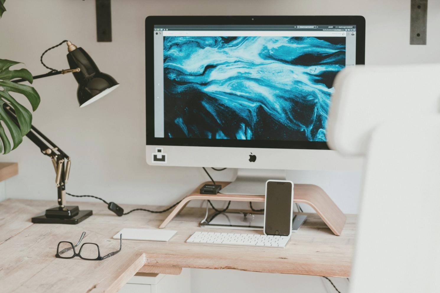 Estudiantes trabajando con casos reales de flujo de efectivo en empresas argentinas