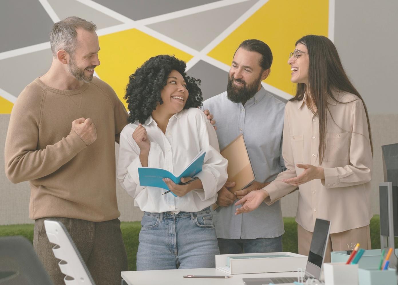 Estudiantes participando en sesión de análisis financiero remoto