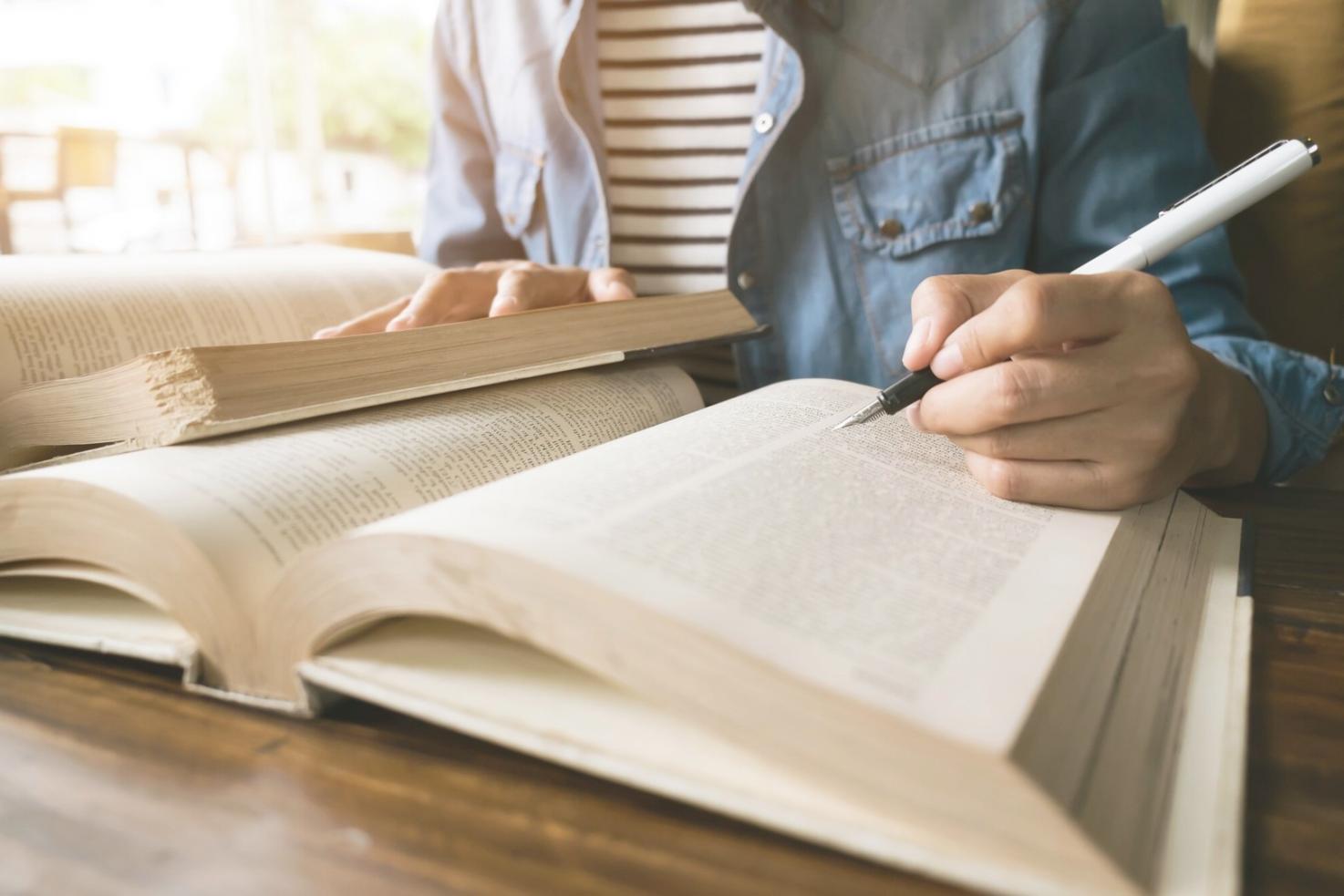 Profesional analizando datos financieros en oficina moderna con gráficos de flujo de caja